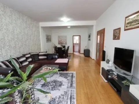 Izdavanje, trosoban stan, 88m², Kalenić Pijaca, Vračar Sve Podlokacije