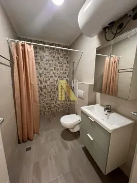 Manje kupatilo sa tuš kabinom, umivaonikom i wc šoljom. - image 16