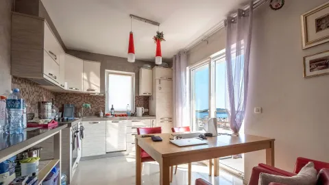 Kuhinja sa trpezarijom i izlazom na terasu sa pogledom na more. - image 4