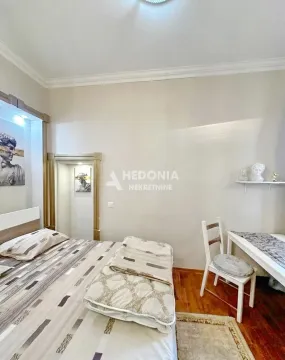 Nameštena spavaća soba sa bračnim krevetom, radnim stolom i stolicom. - image 7