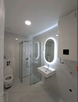 Moderne opremljeno kupatilo sa tuš kabinom i umivaonikom. - image 2