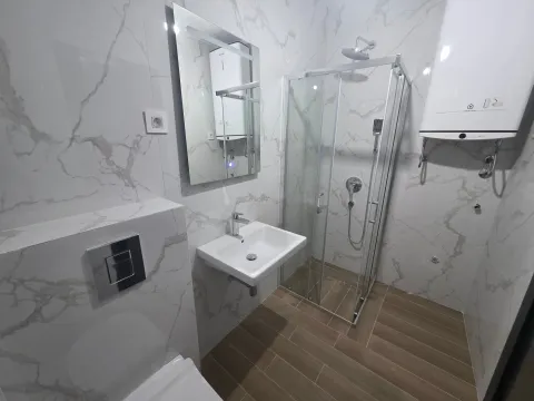 Moderne opremljeno kupatilo sa tuš kabinom i umivaonikom. - image 17