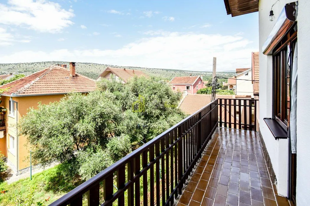 Sale, house, 370m², Tološi, Podgorica