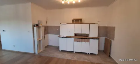 Nova kuhinja ugradnih elemenata u beloj i drvenoj boji. - image 2