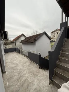 Popločana terasa sa vanjskim stepeništem i pogledom na susjedne kuće. - image 5