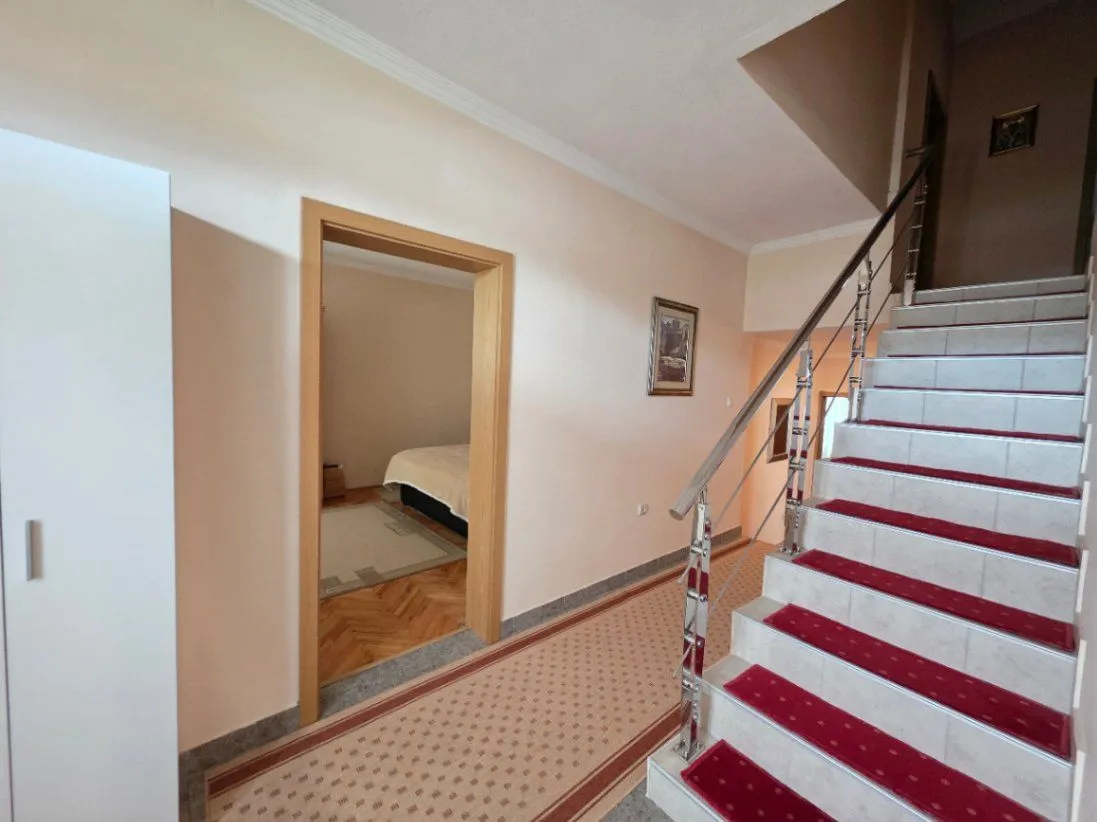 Izdavanje, četvorosoban stan, 140m², Tološi, Podgorica
