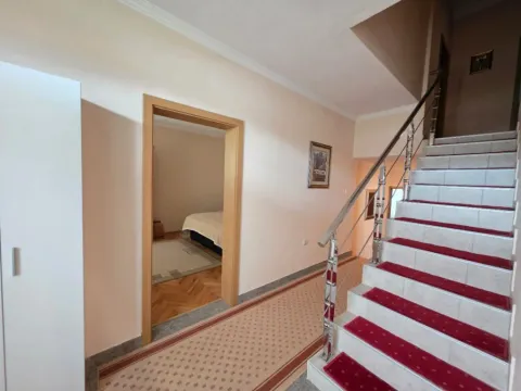 Izdavanje, četvorosoban stan, 140m², Tološi, Podgorica - image 2