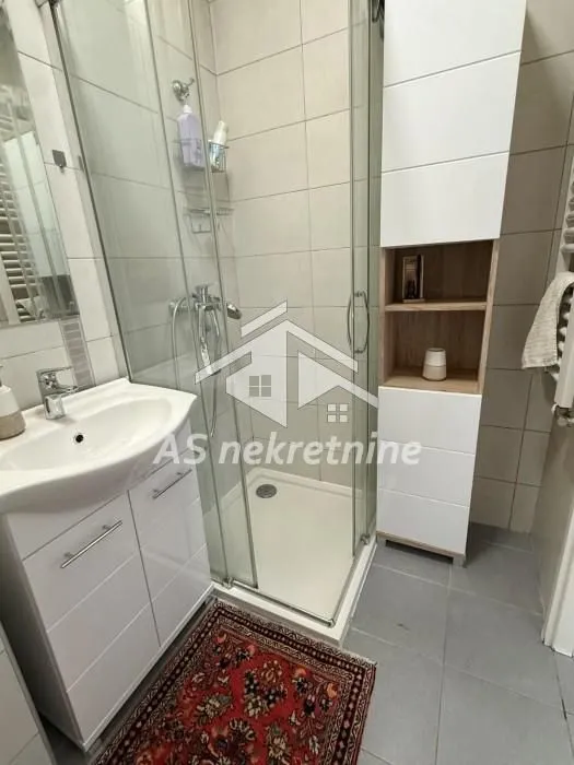 Izdavanje, trosoban stan, 73m², Vračar Sve Podlokacije, Beograd