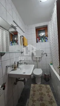 Manje kupatilo obloženo keramičkim pločicama sa umivaonikom, WC šoljom i tuš kabinom. - image 13