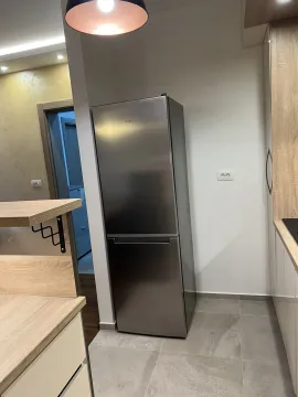 Moderan frižider u sklopu kuhinje sa svijetlim elementima i pločicama. - image 20