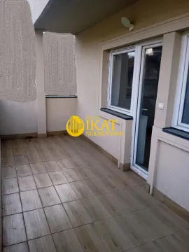 Natkrivena terasa sa popločanim podom i izlazom u apartman. - image 2