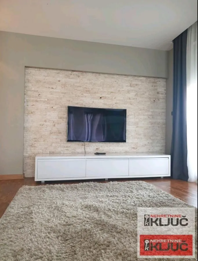 Izdavanje, trosoban stan, 136m², Sajmište, Novi Sad