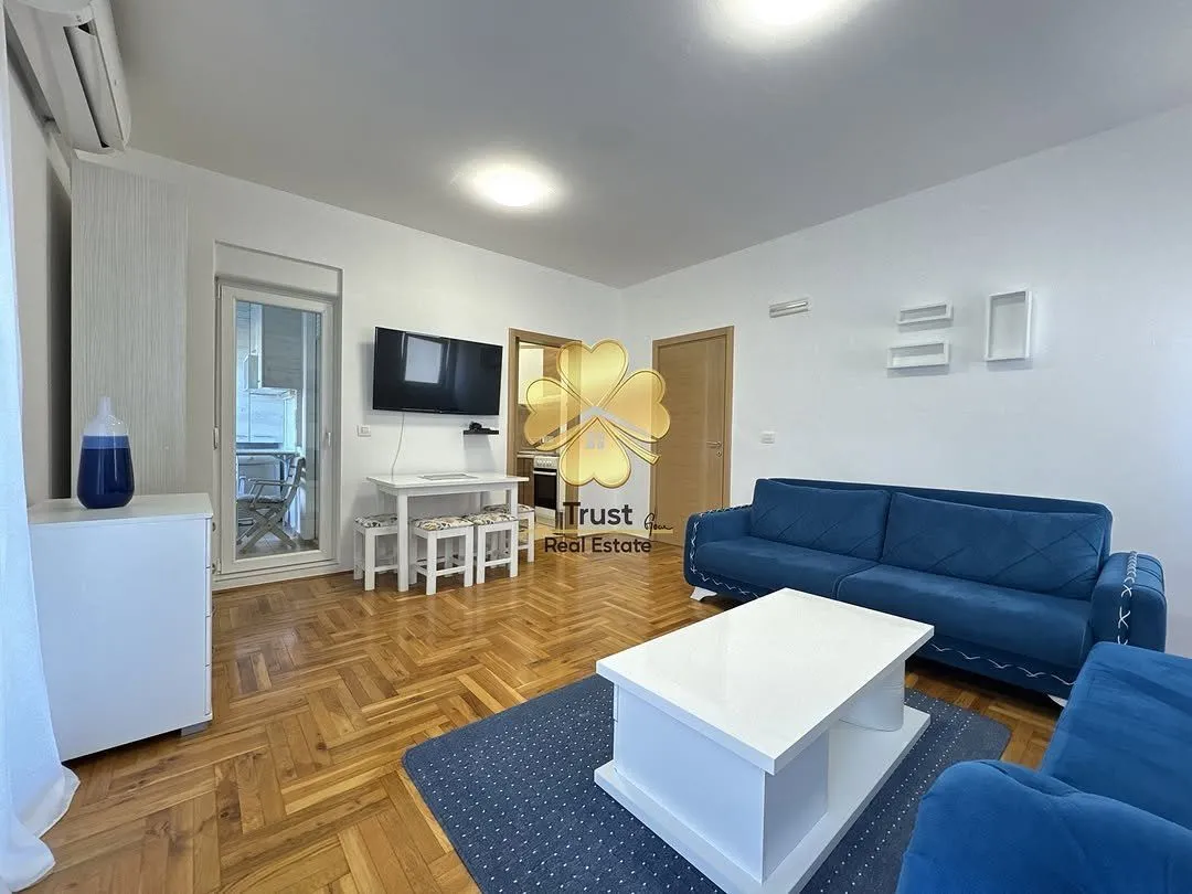 Living room with sofa set, dining table and access to the terrace.