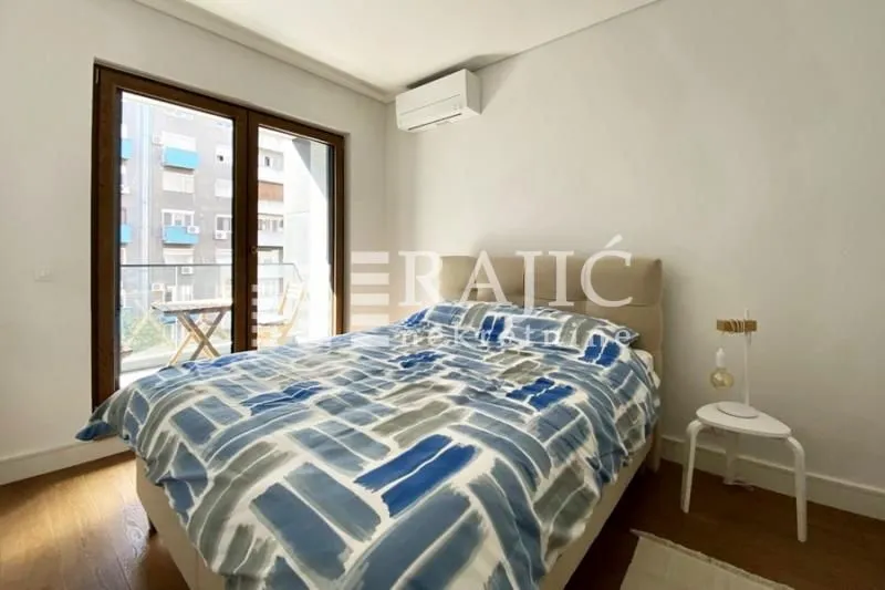 Furnished bedroom with a double bed and access to the terrace.