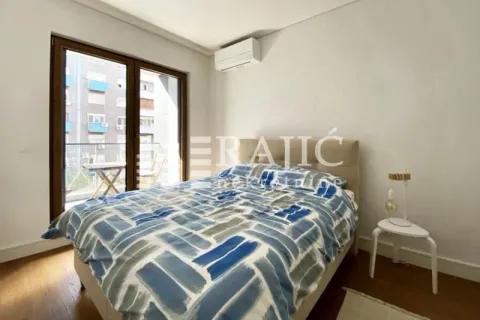 Furnished bedroom with a double bed and access to the terrace. - image 7