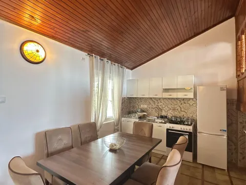 Izdavanje, trosoban stan, 200m², Centar, Tivat - image 6