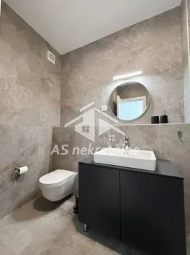 Moderno opremljeno kupatilo sa umivaonikom, ogledalom i toaletom. - image 12
