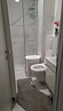 Moderne kupatilo sa tuš kabinom, umivaonikom i toaletom. - image 6