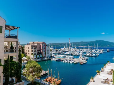 Sale, four bedroom apartment, 240m², Tivat, Crna Gora - image 19