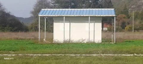 Montažni objekat sa krovom na imanju u prirodi. - image 3