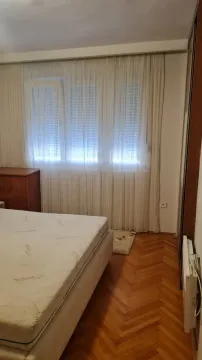 Jednostavna spavaća soba sa bračnim krevetom i drvenim parketom. - image 25