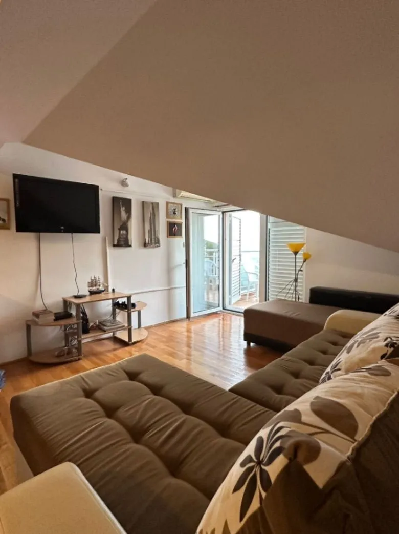 Izdavanje, dvosoban stan, 60m², Gospoština, Budva