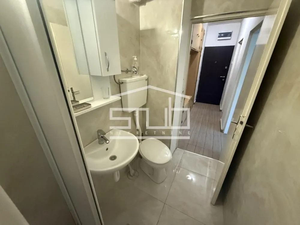 Manje kupatilo sa umivaonikom i wc šoljom.