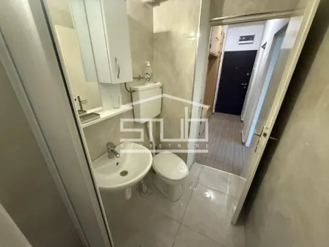 Manje kupatilo sa umivaonikom i wc šoljom. - image 11