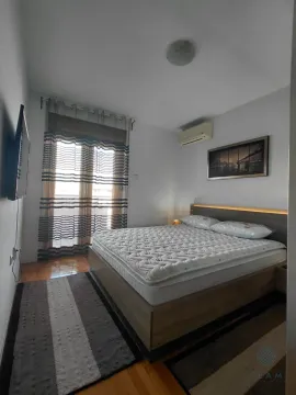 Namještena spavaća soba sa bračnim krevetom, klima-uređajem i izlazom na terasu. - image 12
