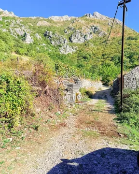 Seoski put sa pogledom na planinski pejzaž. - image 11