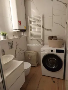 Savremeno opremljeno kupatilo sa veš mašinom i bojlerom. - image 6