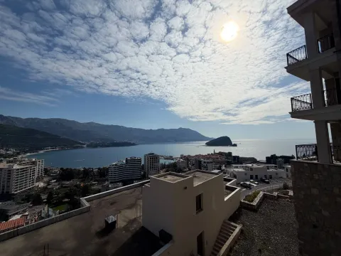 Pogled na more i grad iz apartmana. - image 8