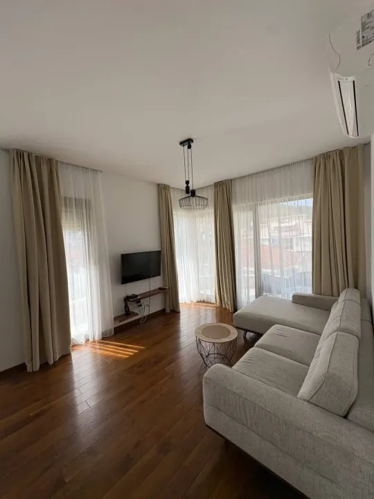 Izdavanje, dvosoban stan, 73m², Centar, Budva