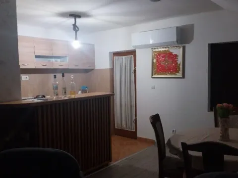 Izdavanje, dvosoban stan, 65m², Humci, Cetinje - image 5