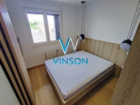 Manja spavaća soba sa bračnim krevetom, drvenim podom i prozorom. - image 6