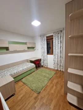 Svijetla dječija soba sa krevetom, radnim stolom i zelenim tepihom. - image 23