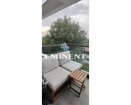 Namješten balkon sa garniturom za sjedenje i pogledom na zelenilo. - image 15
