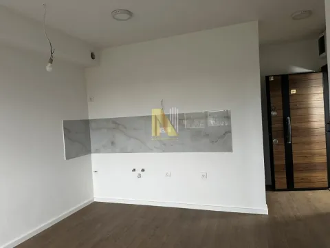 Dnevna soba sa laminatom i pripremljenim zidom za kuhinju. - image 3