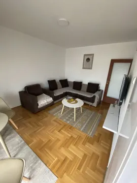 Svijetla dnevna soba sa ugaonom garniturom i drvenim parketom. - image 5