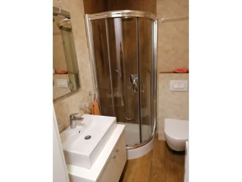 Moderno kupatilo sa tuš kabinom, lavaboom i toaletom. - image 7