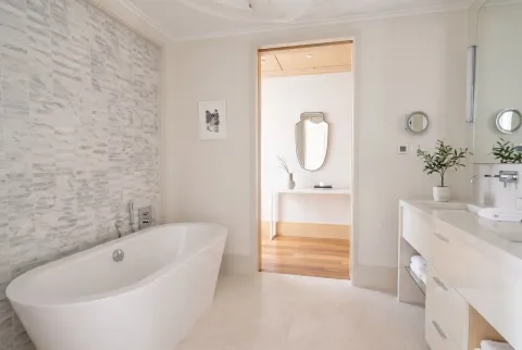 Svijetlo i moderno kupatilo sa samostojećom kadom i elegantnim detaljima. - image 7