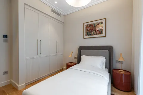 Moderna spavaća soba sa krevetom, ugradnim plakarom i noćnim stočićima. - image 27