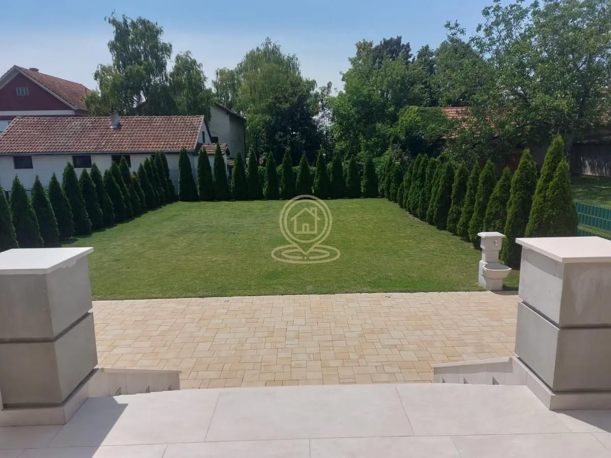 Prodaja, kuća, 380m², Centar, Inđija