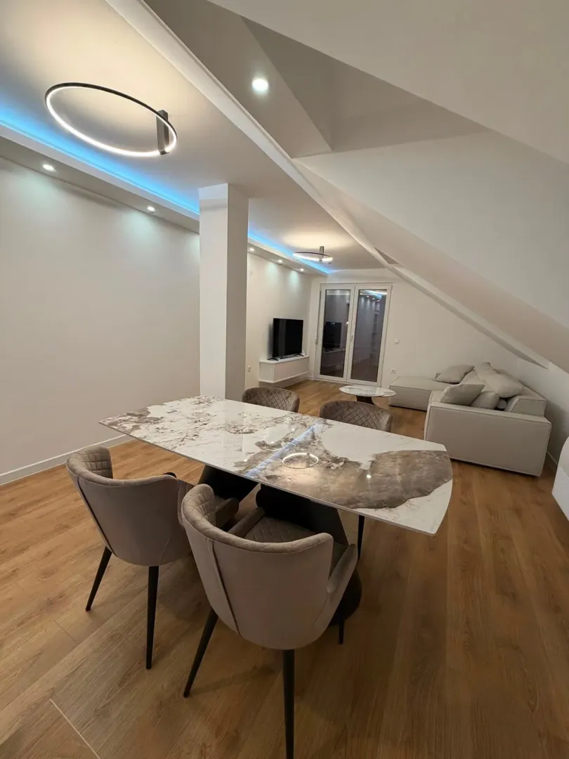 Izdavanje, trosoban stan, 106m², Cetinje, Crna Gora