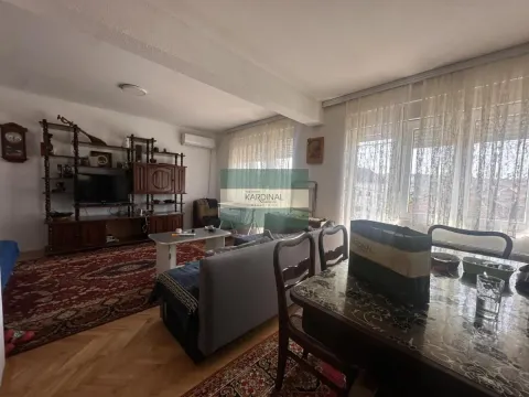Dnevna soba sa garniturom, trpezarijskim stolom i drvenim nameštajem. - image 14