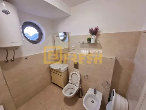 Izdavanje, trosoban stan, 134m², Budva, Crna Gora - image 20
