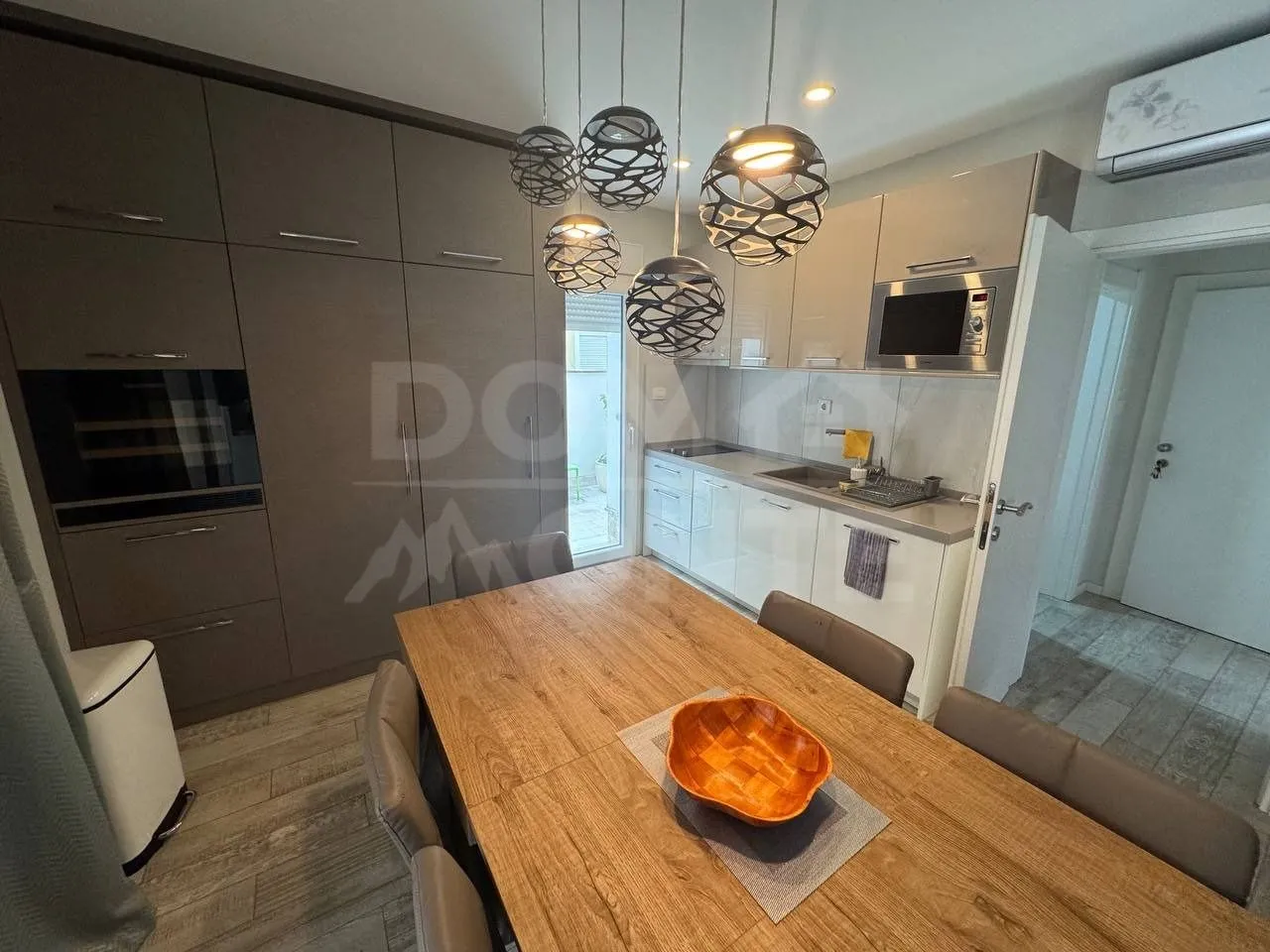 Izdavanje, dvosoban stan, 75m², Centar, Tivat