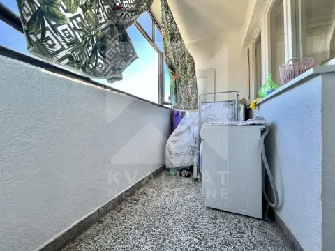 Natkriveni balkon sa mašinom za veš i sušačem. - image 8