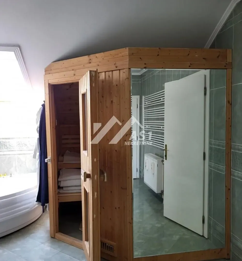 Izdavanje, četvorosoban stan, 180m², Novi Sad Sve Podlokacije, Novi Sad