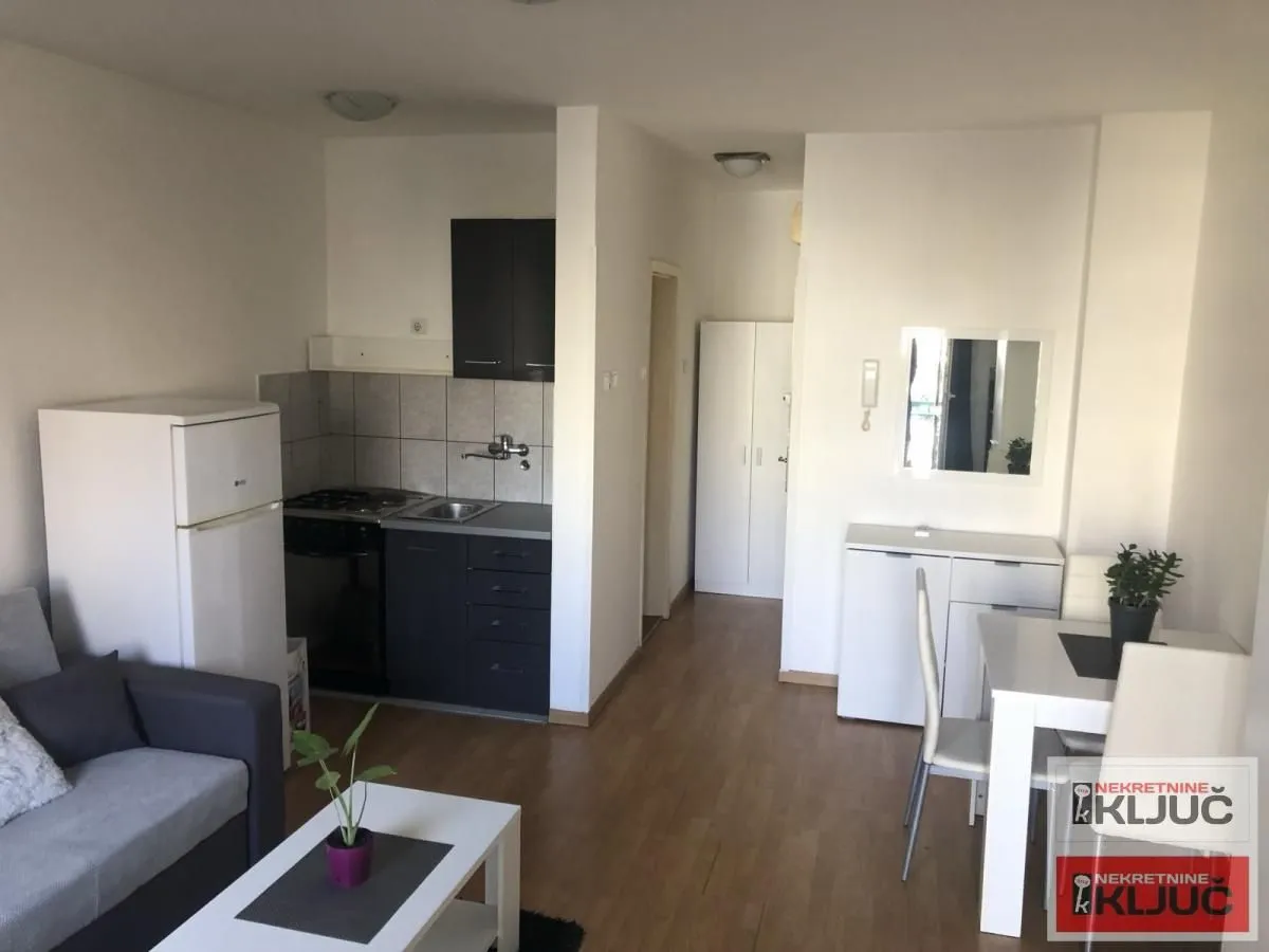 Izdavanje, garsonjera, 28m², Socijalno, Novi Sad Sve Podlokacije